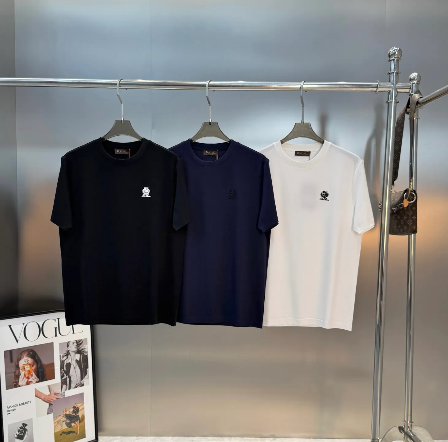 185 ⚜️Loro piana*26s new mercerized cotton T-shirt. Original recommendation❤️Classic LP logo. 3D three-dimensional silicone logo. Quality presentation. Classic Lp old money style concrete words. Letter pattern is high-end and low-key. Simple Versatile style. Made of custom-made 190g mercerized cotton fabric, it has a strong sense of lightness behind the upper body. The soft texture is skin-friendly and has excellent breathability. All three standards are met! Color: Black.Dark Blue.White.Sizes: M-3XL slim fit! (S and 4XL can be customized) 175/145 pounds recommended XL